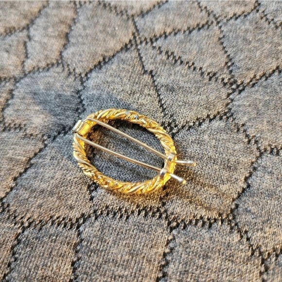 Elegant Gold-Tone Twisted Circle Hair Clip - Picture 2 of 4